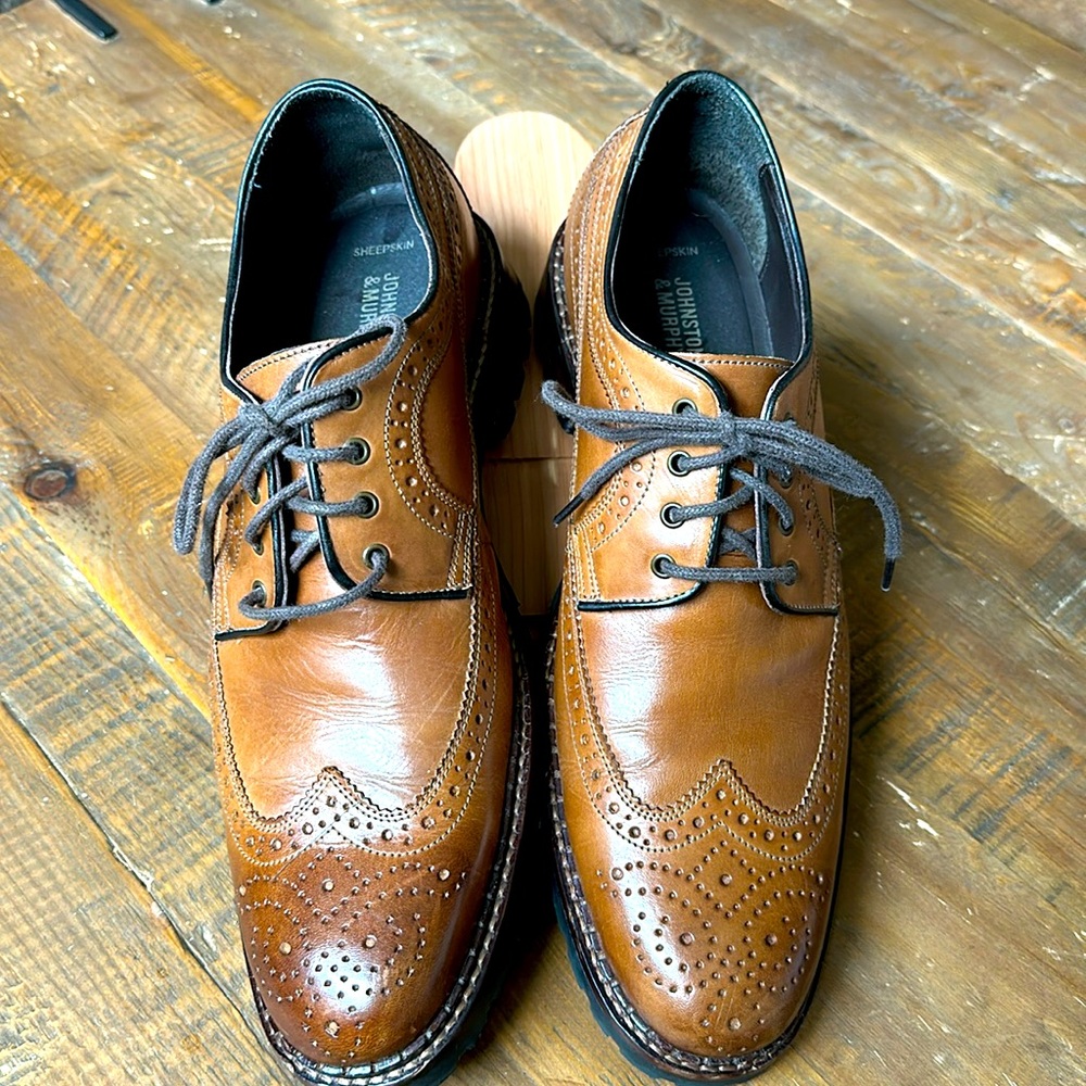 Johnston & Murphy brown wing tip laced oxford with lug sole. EUC. Men’s 11M